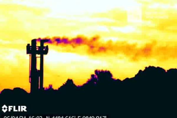 Paru en juin 2021, une enquête de l’ONG Clean air task force (CATF) a révélé d’importantes fuites de méthane sur des dizaines de sites gaziers ou pétroliers en Europe au moyen de caméra thermiques. Ici, une fuite issue d’un terminal de regazéification de gaz naturel liquéfié (LNG) à Cinque Terre, en Italie © CATF