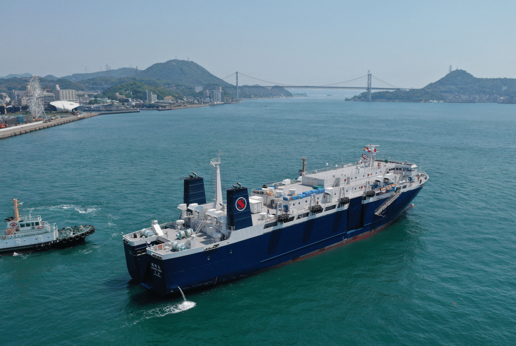 Le navire-usine Kangei Maru quitte le port de Shimonoseki, à l’ouest du pays, pour sa première mission mardi 21 mai. © Masaki Akizuki / The Yomiuri Shimbun via AFP