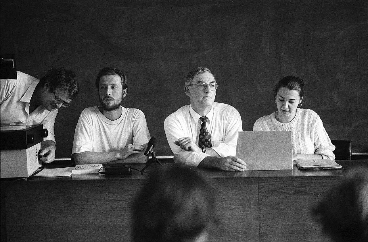 https://vert.eco/wp-content/uploads/2026/02/1280px-Josef_Vavrousek_a_Dennis_Meadows_STUZ_Praha26.8.1994_04.jpg